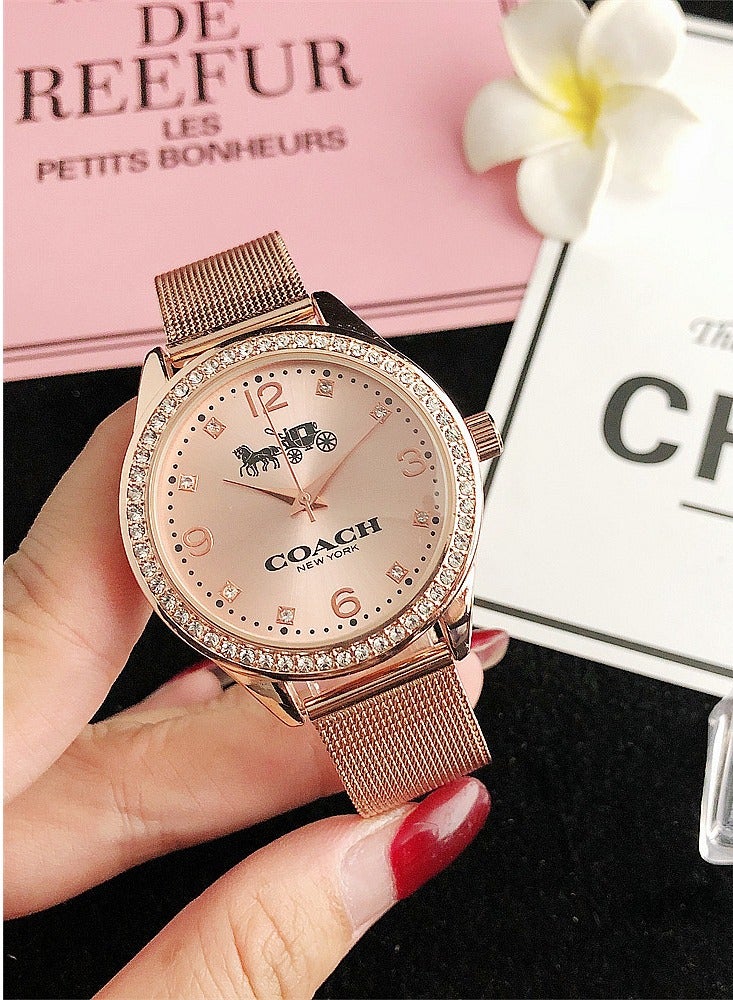 كوتش اوت ليت ساعة COACH Fashion للسيدات مع سوار شبكي ذهبي وردي وإطار كريستالي متلألئ - Image 1